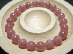 女生戴草莓晶手链真的可以脱