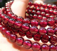 石榴石最旺的属相：五行火性宝石与生肖的完美